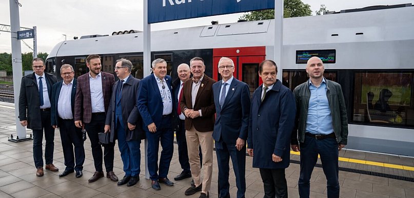 Poranny przejazd samorządowców pociągiem na trasie Somonino-Kartuzy