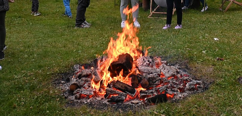 Noc Świętojańska z KGW Stężyca: puszczanie wianków i magia ognia