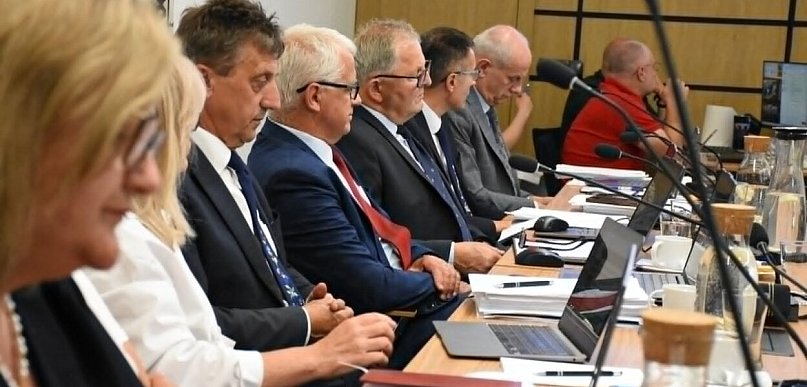 Żukowo. Po wielu godzinach sesji nie przyznano burmistrz absolutorium