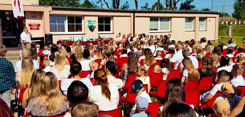 Wakacje oficjalnie rozpoczęte. Uczniowie odebrali świadectwa