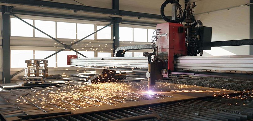 Laser czy plazma – jak wybrać metodę cięcia blach do swojego projektu?