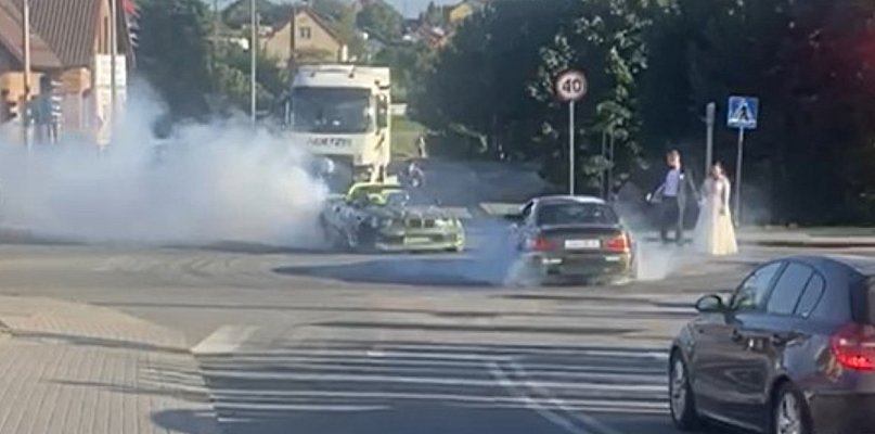 Garcz. Driftowali wokół młodej pary. Właściciel aut ukarany - 71929