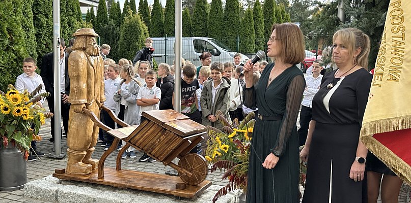 Goręczyno. Przed szkołą stanęła rzeźba Remusa, a w niej kapsuła czasu - 72483