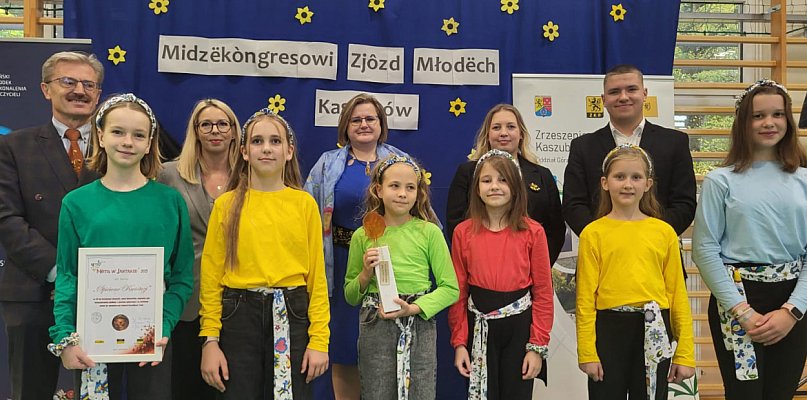 Mòtil w Jantarze dla Spiéwnëch Kwiôtków - 72726