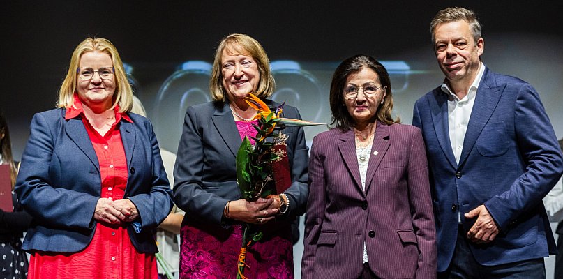 Nauczyciel Pomorza. Maria Byczkowska ze SP w Pępowie odebrała wyróżnienie - 72738