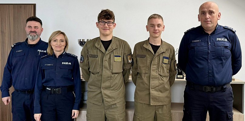 Maciej i Jakub pomogli zatrzymać przestępcę. Podziękował im szef policji - 72948