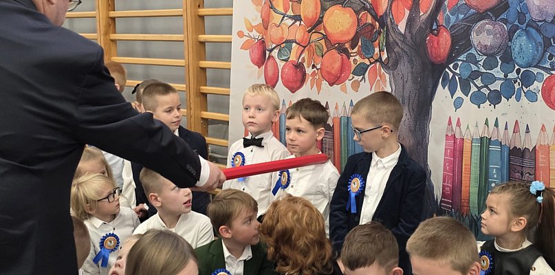 Żukowo. Jubileuszowe ślubowanie. Pierwszaki są już pełnoprawnymi uczniami - 73038