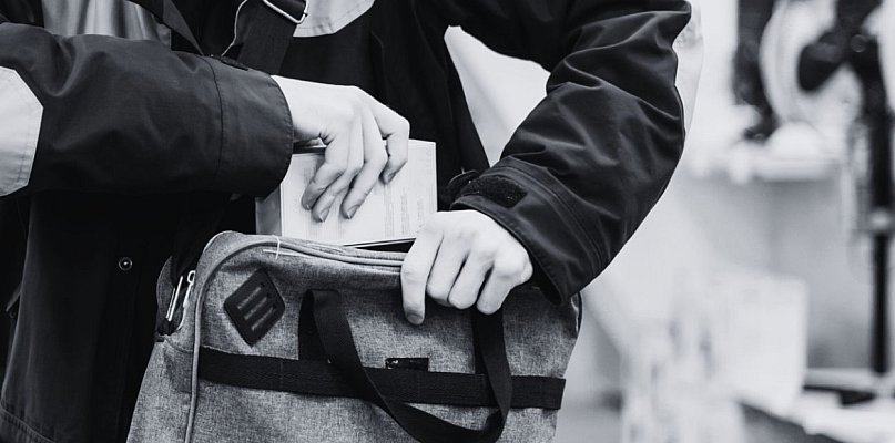 Chwaszczyno. Kradła w jednym ze sklepów. To nie był jedyny problem - 73565