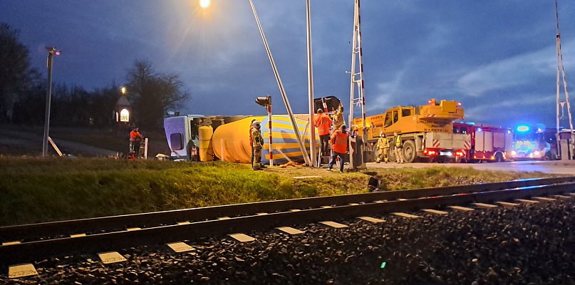 Żukowo. Zderzenie ciężarówki z betoniarką. Jedna osoba ranna - 73841