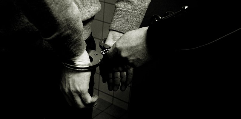 Poszukiwani w rękach policji. Jeden z nich oferował narkotyki nieletnim - 73820