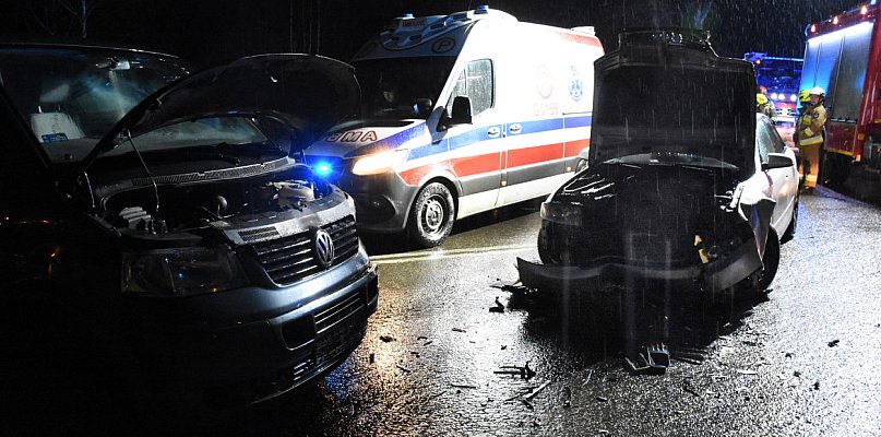 Smolniki. Zderzenie audi z volkswagenem na skrzyżowaniu - 73955