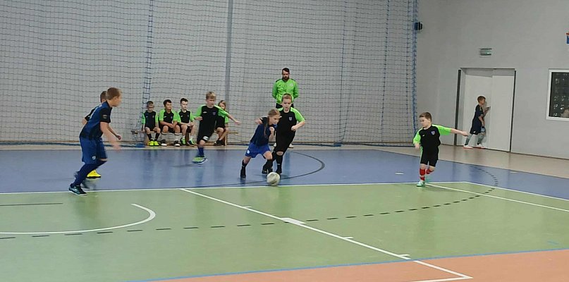 Turniej Piłki Nożnej Halowej. Zwycięstwo Amatora II Kiełpino - 73976