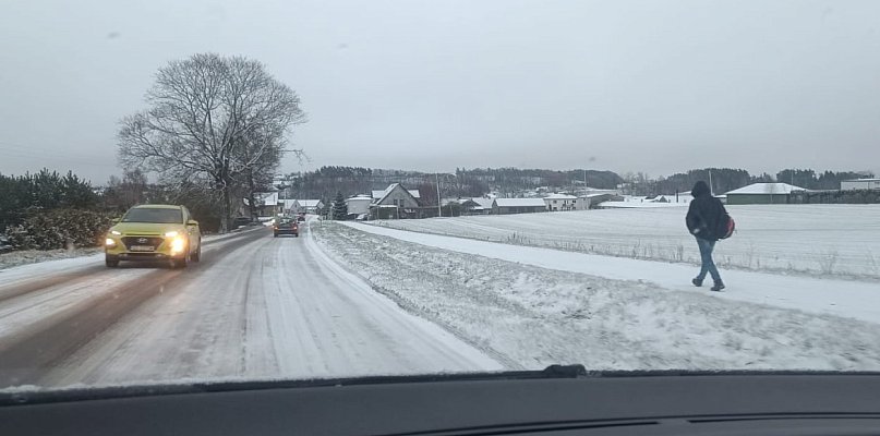 Ślisko - zwłaszcza na lokalnych, kaszubskich drogach - 74048