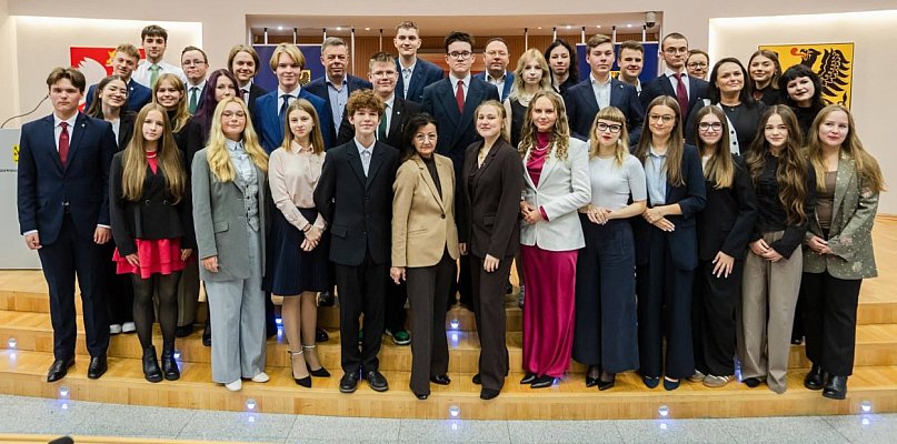 Przedstawiciele pow. kartuskiego współtworzą Młodzieżowy Sejmik Województwa - 74186