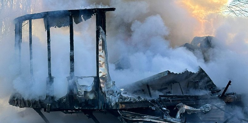 Hopy. Mężczyzna doprowadził do pożaru. Trafił do szpitala - 74514