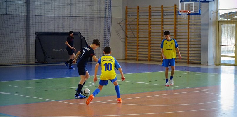 Turniej Piłki Nożnej Halowej. Zwycięstwo gospodarzy z Amatora Kiełpino - 74595