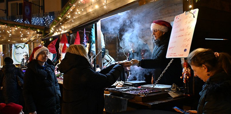 Zapach pierników i grzanego wina: ruszył Jarmark Bożonarodzeniowy w Żukowie - 74871