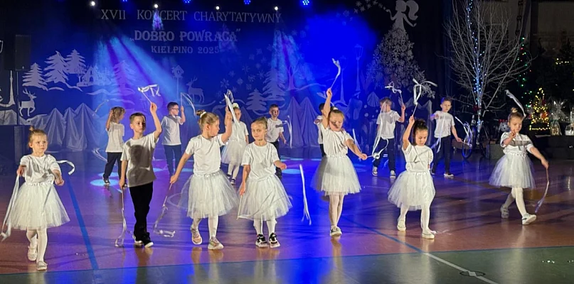 Kiełpino. Prezentowali talenty i wspomogli potrzebujących uczniów - 74994