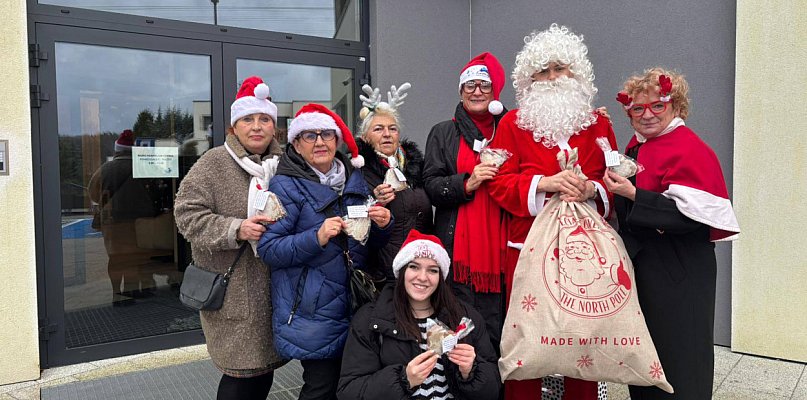 Powiat. Młodzi i seniorzy ramię w ramię: razem pieką, razem pomagają - 75147