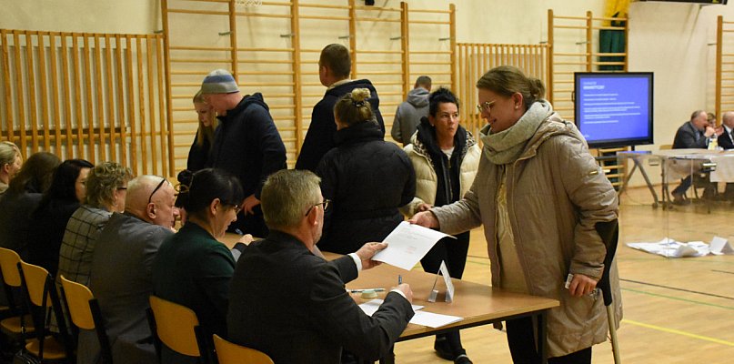 Kam. Królewska. Konsultacje ws. praw miejskich Sierakowic. Tutaj też NIE - 75348