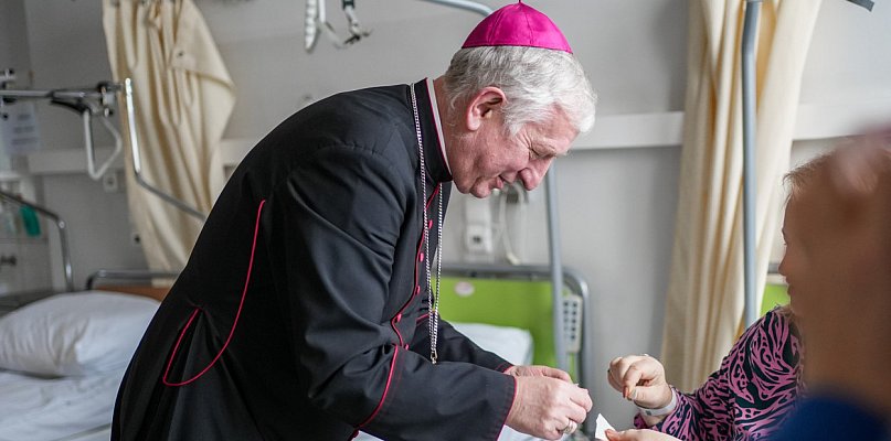 Biskup pelpliński z przedświąteczną wizytą w szpitalu i hospicjum - 75357