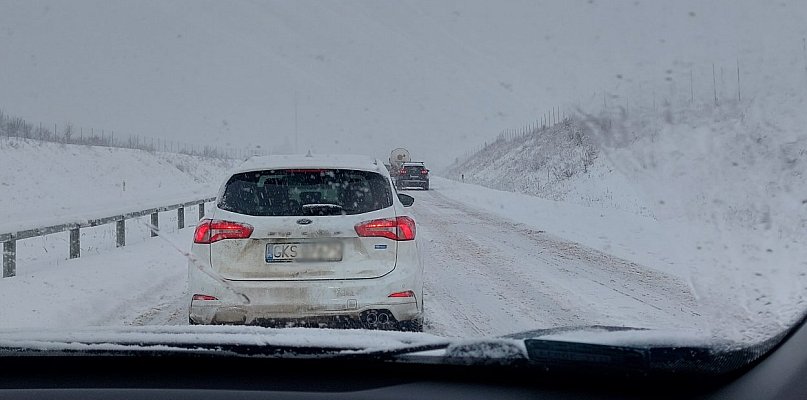 Fatalne warunki na drogach. Kłopoty kierowców na OMT w rejonie Żukowa - 75802