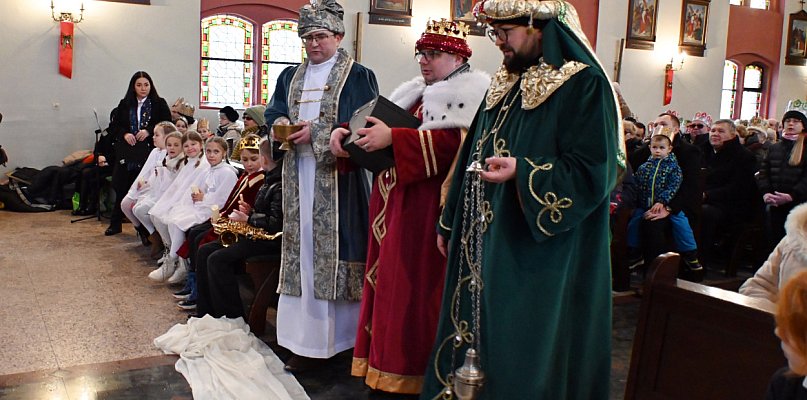 Trzej monarchowie wraz z kolorowymi orszakami podążali ulicami Kartuz - 75991