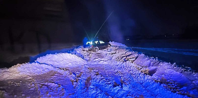 Kartuzy. Nocny pościg za kierowcą Volkswagena. Auto wylądowało w zaspie - 76018