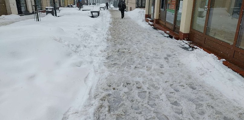 Opinia. Zima paraliżuje Kartuzy. "Mury" na chodnikach, parkingi pod śniegiem