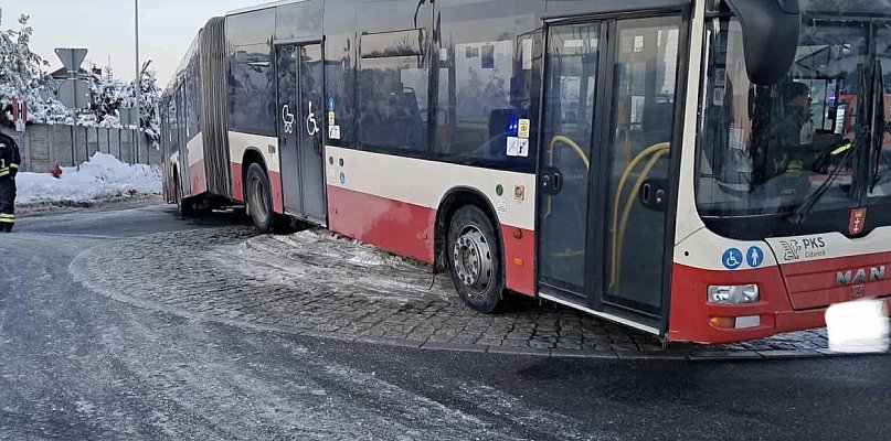 Banino. Autobus utknął na rondzie. Pomogli strażacy