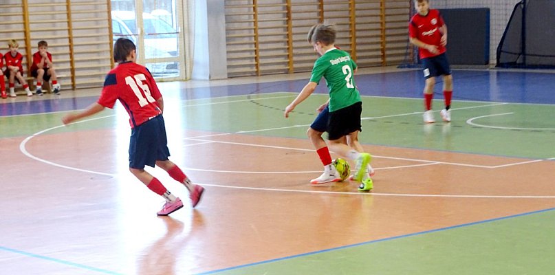Halowa Liga Juniorów w Kiełpinie. GKS Sierakowice i FC Gowidlino liderami