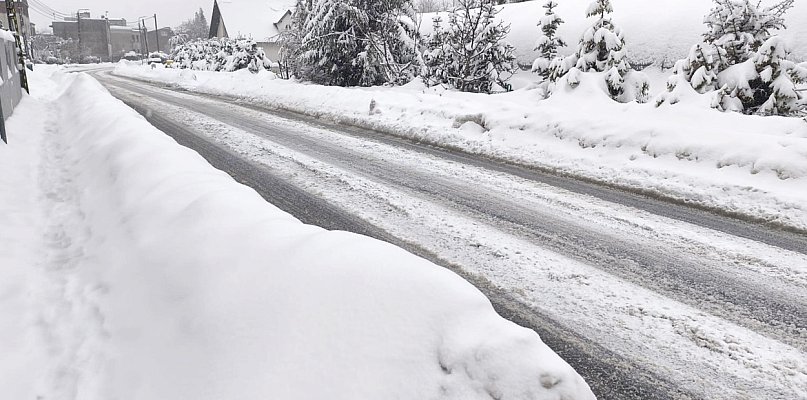 Kartuzy. Mieszkańcy narzekają na sposób odśnieżania. Gmina odpowiada