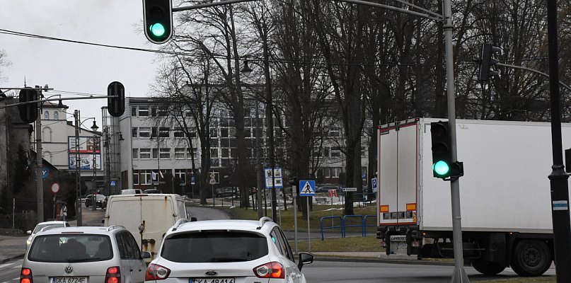 Kartuski paradoks. Radni: sygnalizacja świetlna generuje korki
