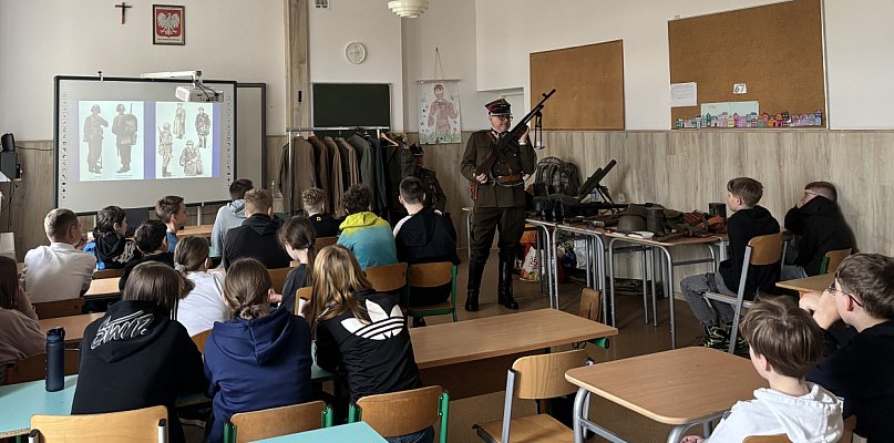 Historia, której można dotknąć. Rekonstruktorzy w szkołach gminy Somonino