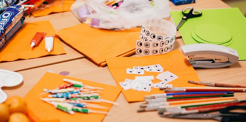 Opinia. Szkoły wymyślają "kolorowe dni", a rodzic musi biegać po sklepach