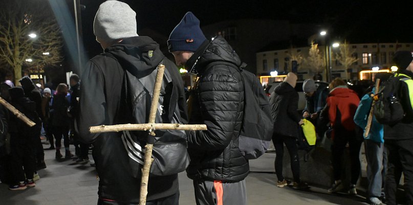 Kartuzy. Z krzyżami na plecakach ruszyli w Ekstremalną Drogę Krzyżową