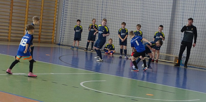 Turniej halowy juniorów w Kiełpinie. Zwycięstwo Salosu Brusy