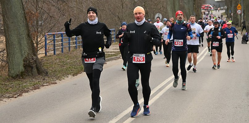 Biegowe święto w Kartuzach. Setki zawodników na starcie półmaratonu