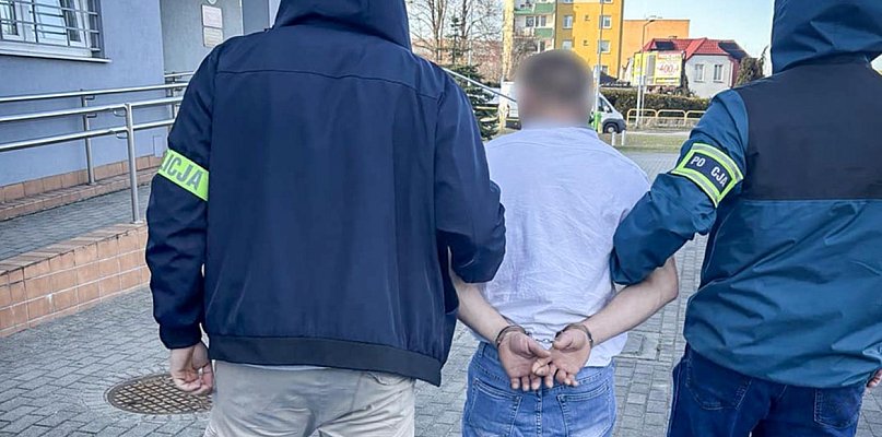 Sąd w Kartuzach wydał za nim list gończy. Ukrył się w... kanapie