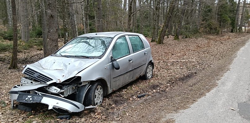 Mirachowo. Porzucony samochód od kilku miesięcy rdzewieje przy drodze