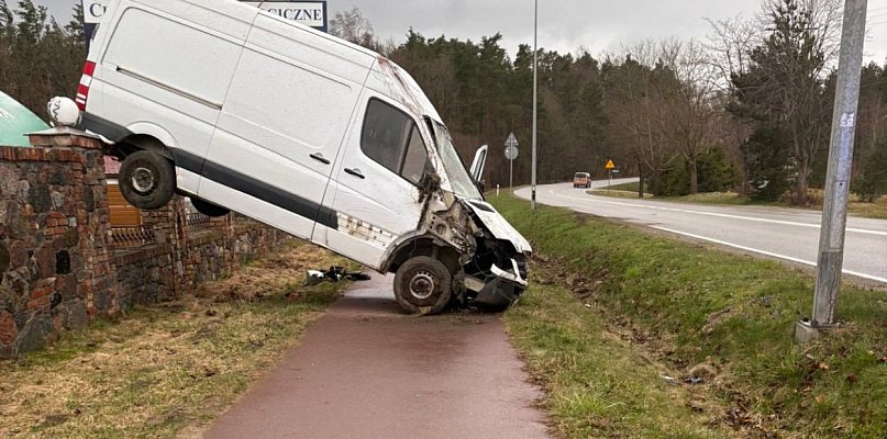 Bus na płocie w Borkowie i wypadek na quadzie w Kamienicy Królewskiej