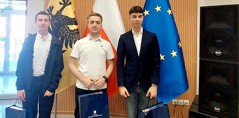 Uczniowie z Kartuz w wojewódzkim etapie konkursu wiedzy o samorządzie