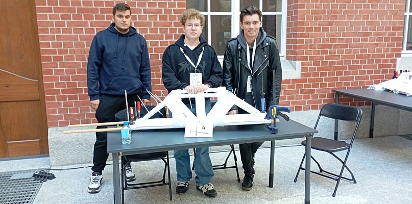 Uczniowie z ZST w Kartuzach "wykombinowali" most i zdobyli I miejsce