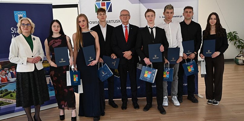 Najlepsi sportowcy z powiatu kartuskiego otrzymali stypendia