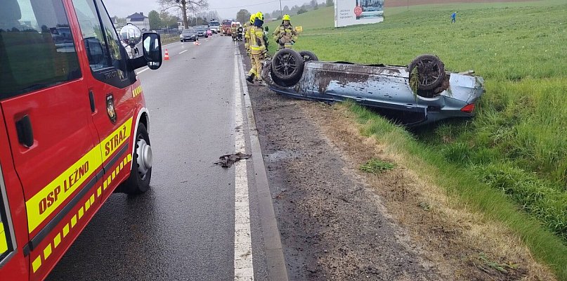 Lniska. Dachowanie na drodze wojewódzkiej. Jedna osoba ranna