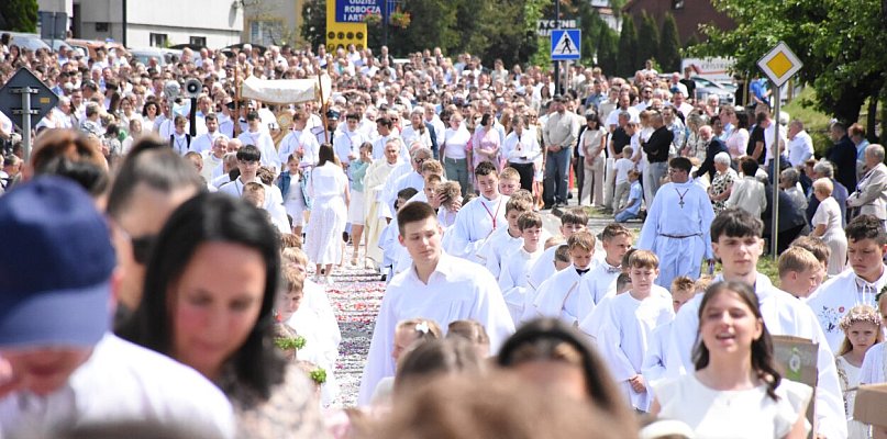 Procesja Bożego Ciała w Sierakowicach połączyła dwie parafie