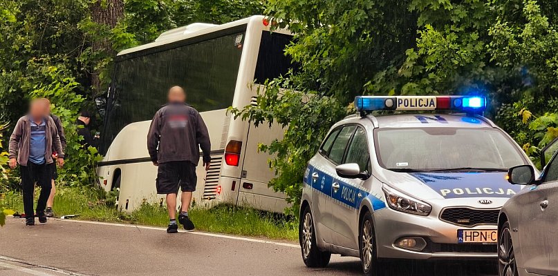 Karwacja. Autobus wypadł z drogi. Są utrudnienia w ruchu