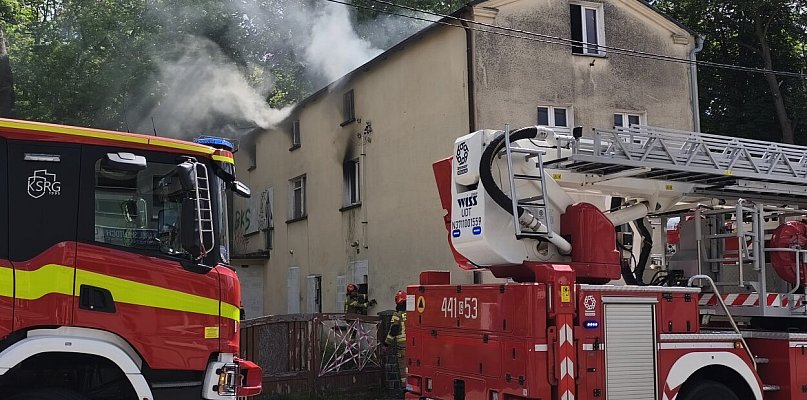Kartuzy. Pożar pustostanu przy ul. Jeziornej. Trwa akcja gaśnicza
