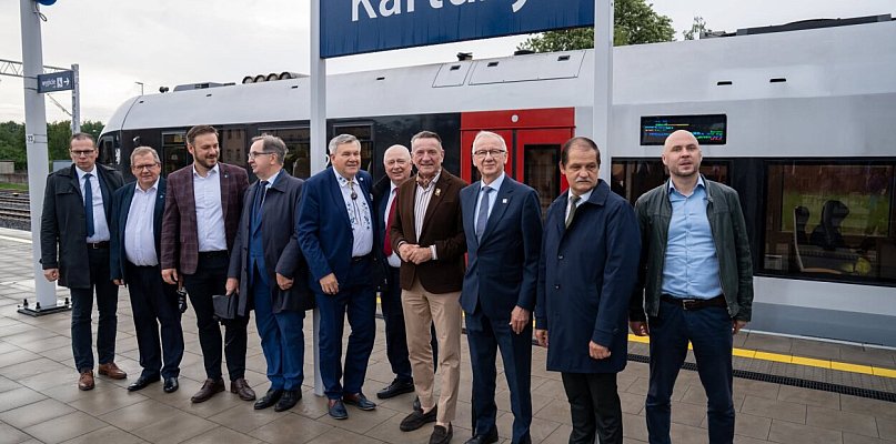 Poranny przejazd samorządowców pociągiem na trasie Somonino-Kartuzy