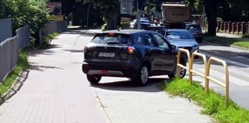 Absurdalny manewr kierowcy Suzuki. Jechał chodnikiem i przejechał przez pasy
